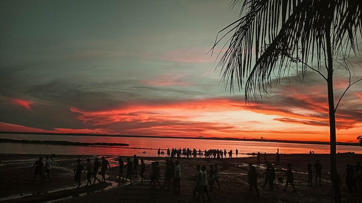 O pôr do sol na Praia da Graciosa é um dos cenários mais conhecidos de Palmas e reforça a fama da capital como destino de praia sem mar (Foto: Wikimedia Commons/Anurb01)