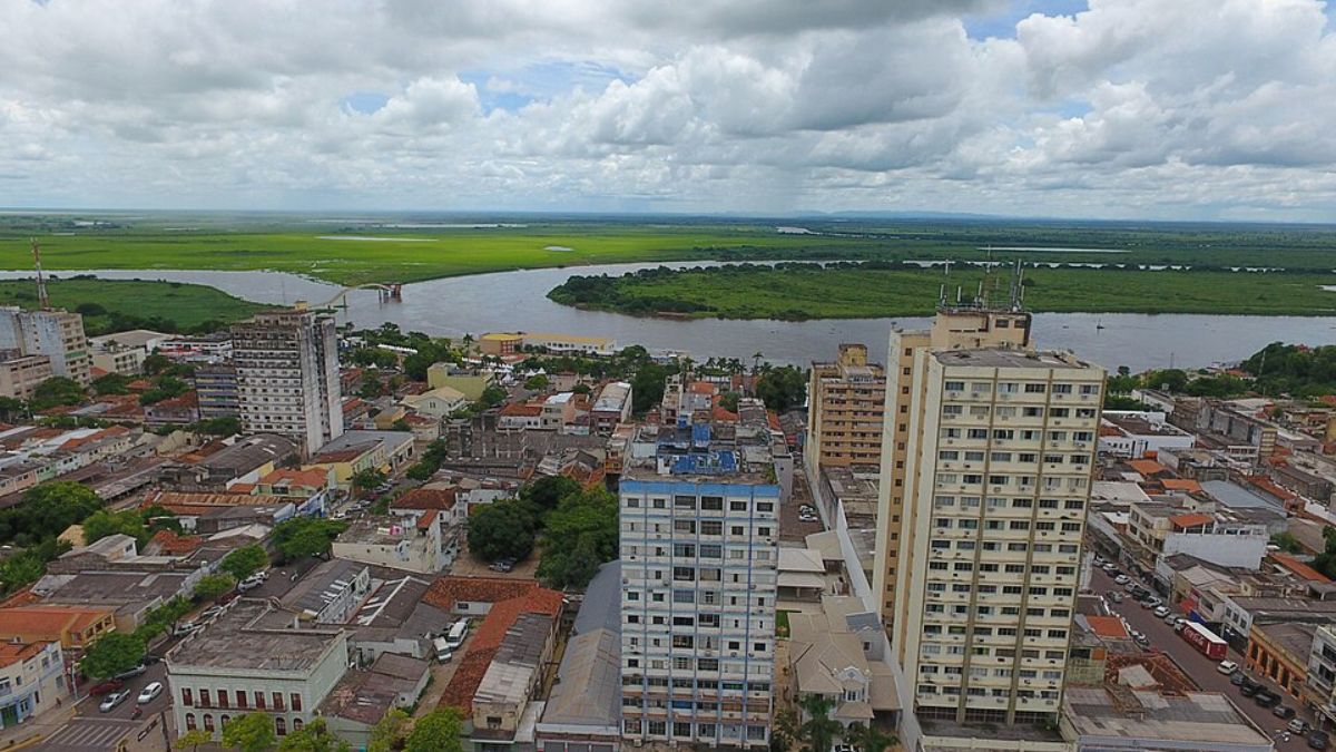 Vista aérea de Corumbá, em Mato Grosso do Sul, região onde rochas ajudam a reconstruir um capítulo remoto da história da Terra (Foto: Wikimedia Commons/Andrew Mercer)