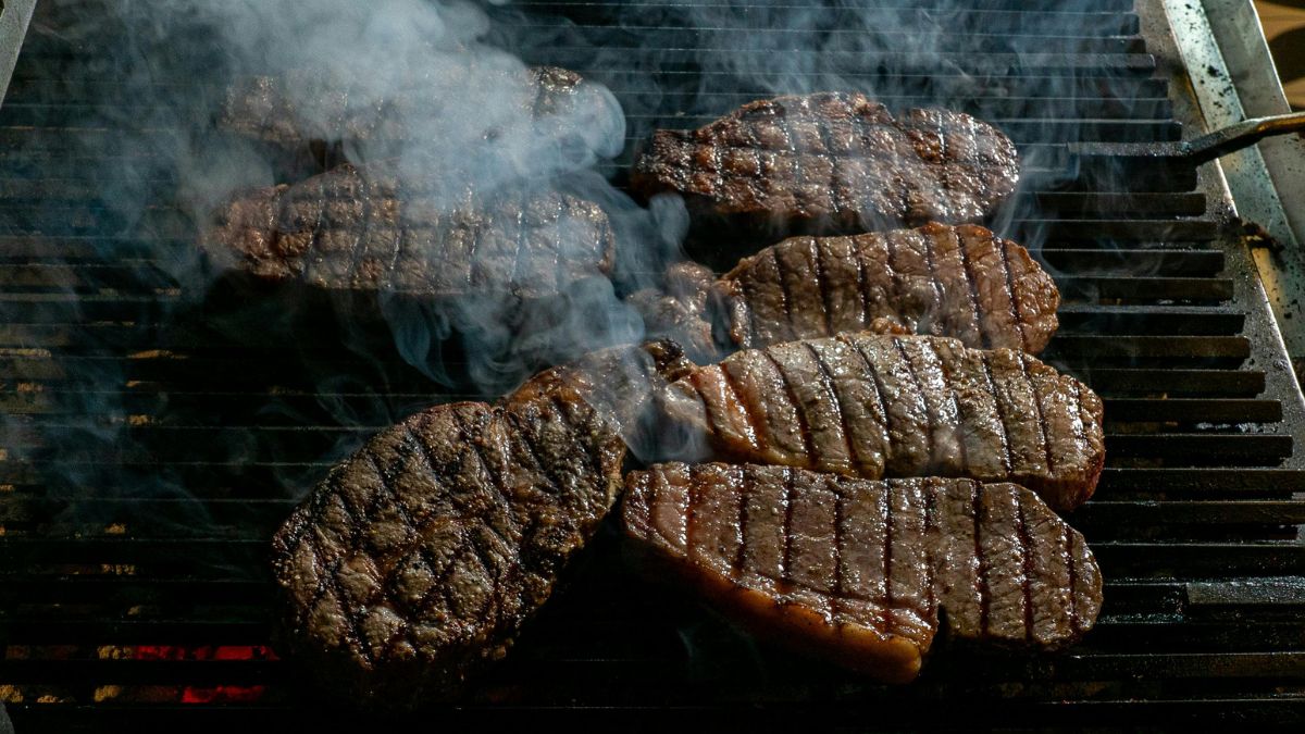 Fumaça, calor e ponto certo fazem diferença na textura final da carne, especialmente em cortes que exigem mais atenção (Foto: Pexels)