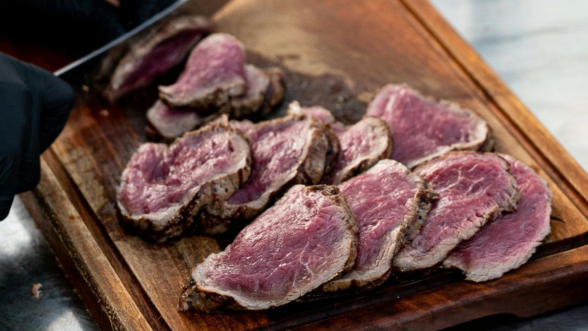 Antes da grelha, a escolha no açougue já faz diferença: cor, gordura e espessura ajudam a indicar uma boa peça (Foto: Pexels)