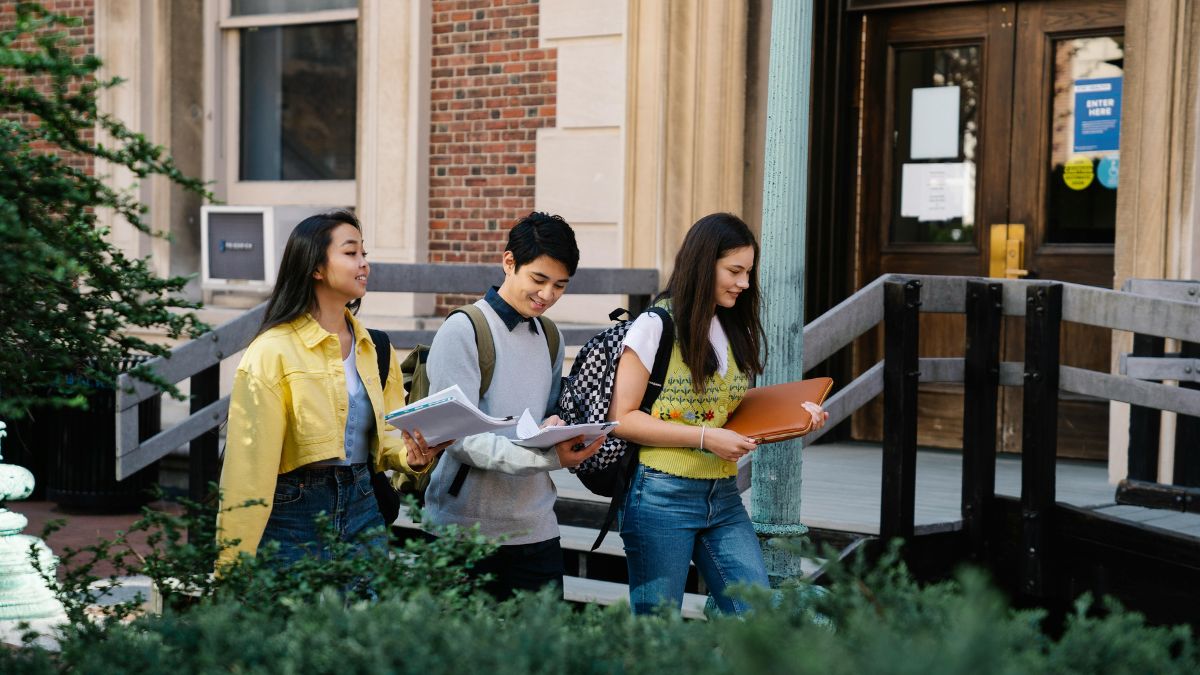 A vida universitária costuma mudar a dinâmica de cidades médias, movimentando moradia, alimentação, transporte e serviços (Foto: Pexels)