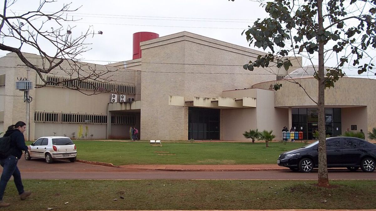 Cidades universitárias também se organizam em torno de bibliotecas, cafés, moradias estudantis e espaços de convivência (Foto: Wikimedia Commons/Gustavo Siqueira)