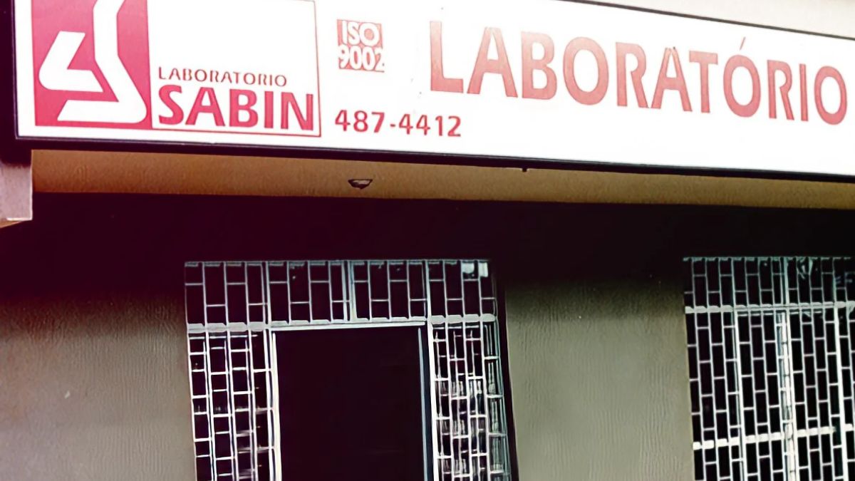 Primeira fachada do Sabin em Brasília, na década de 1984; operação começou em uma sala comercial com apenas quatro funcionárias. Acervo/Sabin