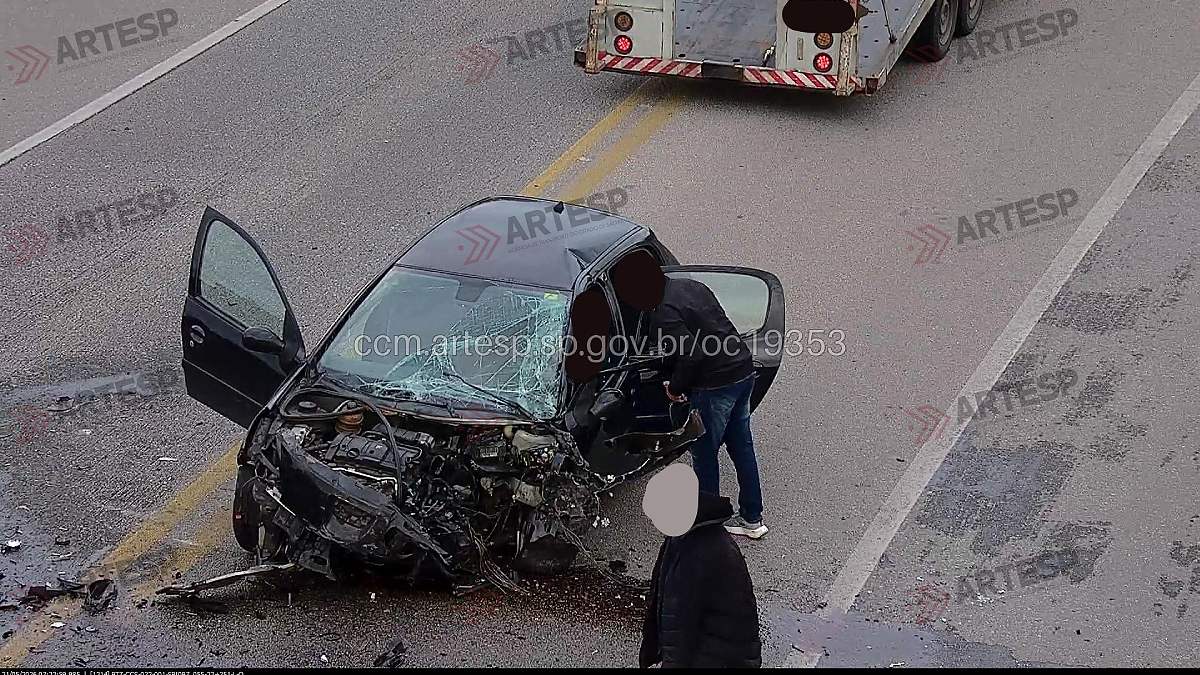 Por conta do acidente, a rodovia opera no sistema pare e siga pelo acostamento - Divulgação/Artesp