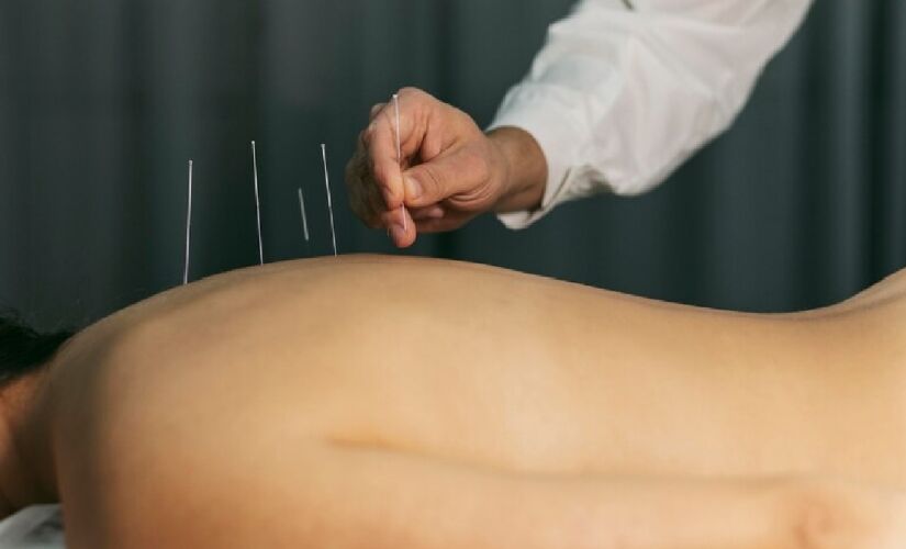 Além das dores físicas, a prática é uma forte aliada no tratamento de distúrbios digestivos e do sono. Foto: Banco de imagens