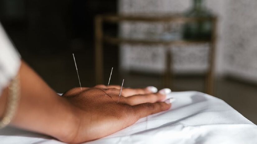 Para quem sofre com estresse e ansiedade, as sessões oferecem um relaxamento profundo e equilíbrio emocional. Foto: Banco de imagens