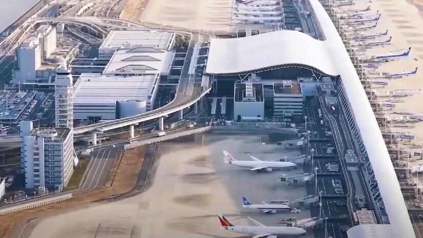Quando foi inaugurado na década de 1990, os responsáveis pelo projeto imaginavam que o aeroporto operaria com segurança por pelo menos 50 anos. - (Fotos: Reprodução/YouTube)
