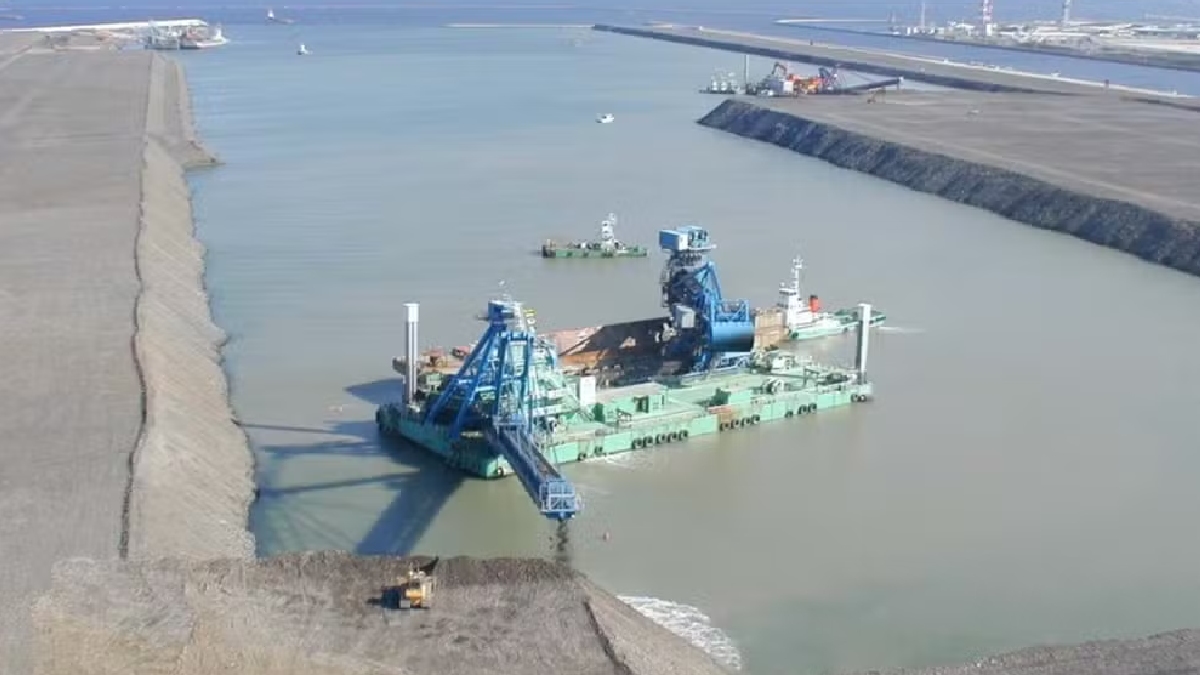 A engenharia da época previa que o solo passaria por um processo para se transformar em uma base seca e densa, capaz de suportar o peso gigantesco das instalações. Contudo, a estrutura já cedeu 11,5 metros desde a sua construção.