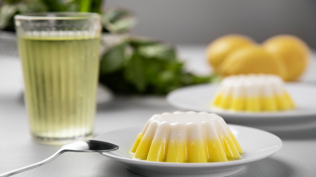 O ágar-ágar, também chamado de ágar-ágar ou kanten, é um ingrediente de origem vegetal usado para substituir a gelatina tradicional em sobremesas, doces e receitas veganas (Foto: Magnific)