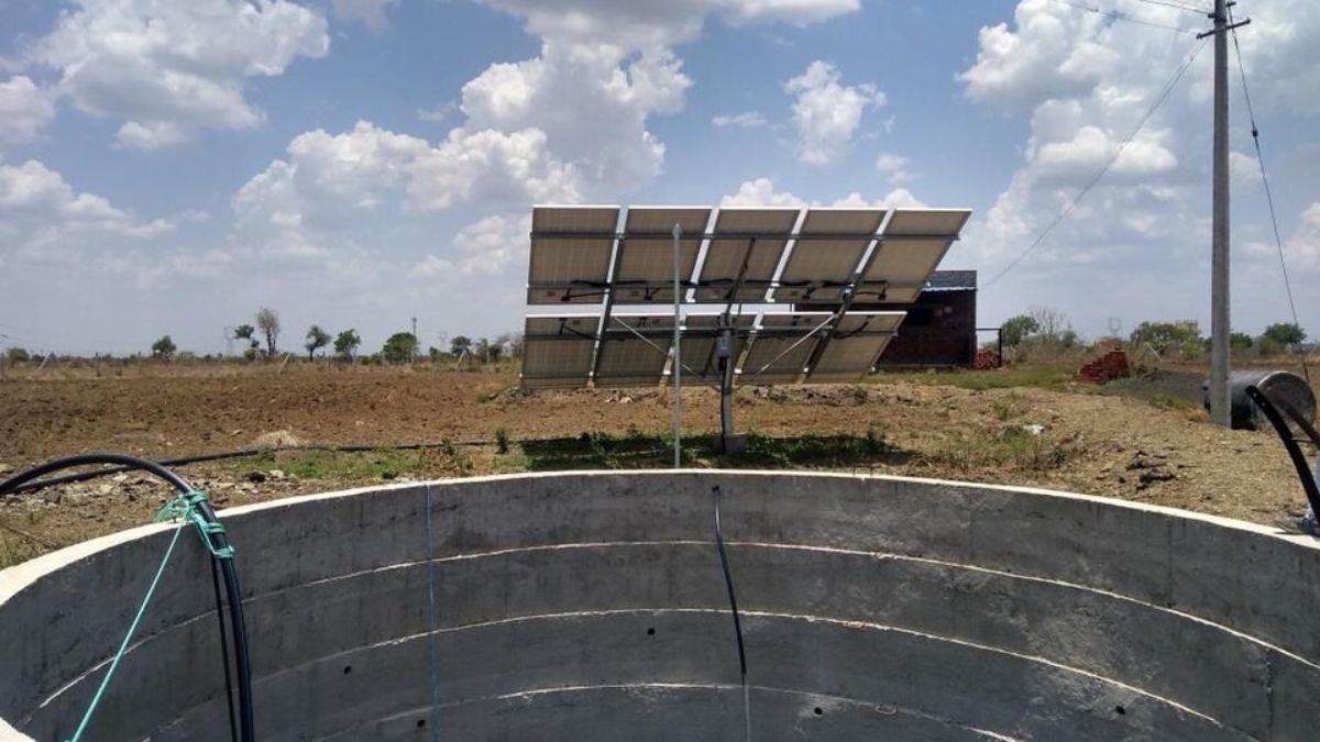 Painéis solares já são usados para movimentar sistemas de água em áreas rurais, ideia que dialoga com novas tecnologias de abastecimento descentralizado (Foto: Shailsh Telang / Wikimedia Commons)