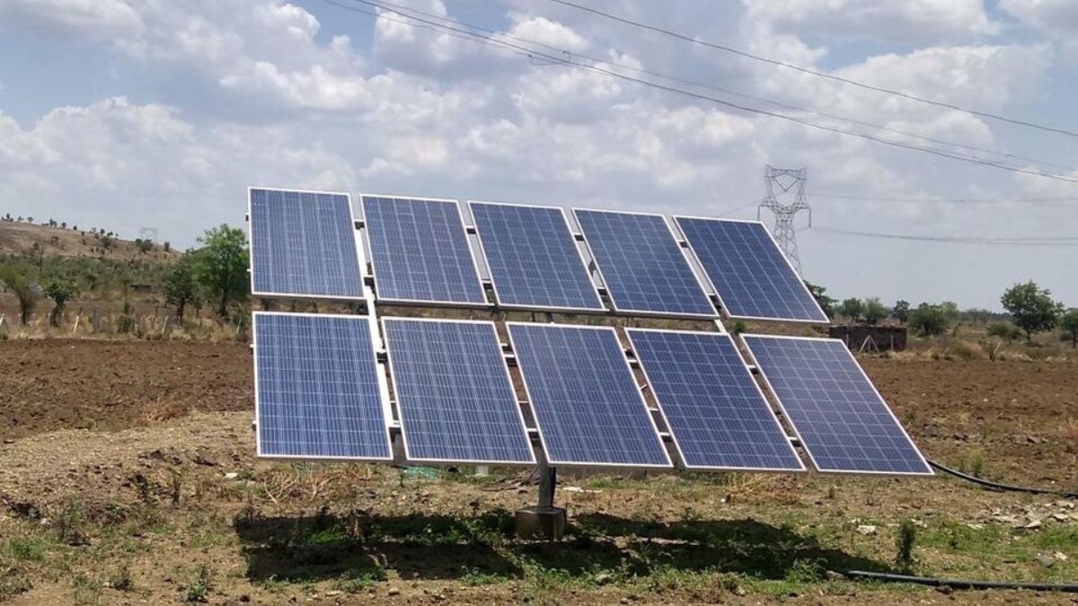 Bombas solares já são usadas em áreas rurais para levar água a pontos distantes, sem depender de rede elétrica convencional (Foto: Shailsh Telang / Wikimedia Commons)