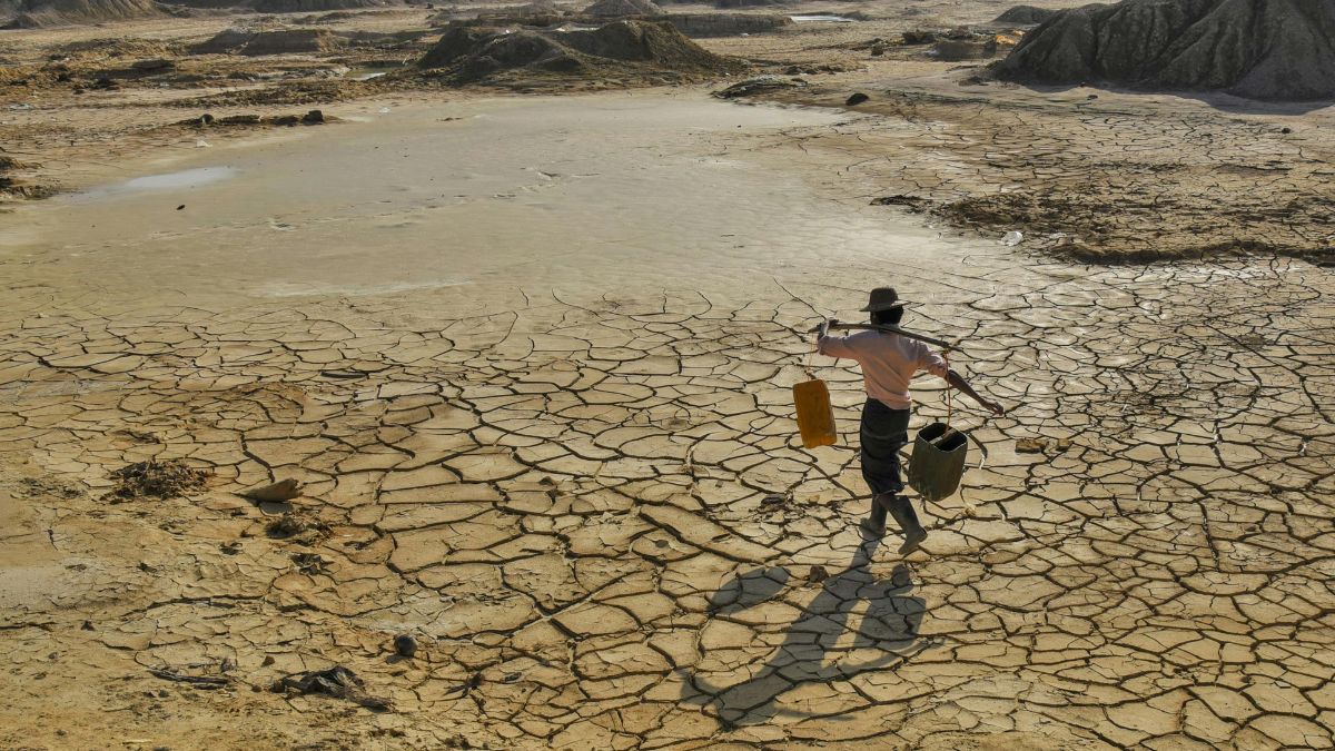 Em muitas regiões, a distância até a água ainda faz parte da rotina, o que explica o interesse por tecnologias capazes de produzir água localmente (Foto: Pyae Phyo Aung / Pexels)