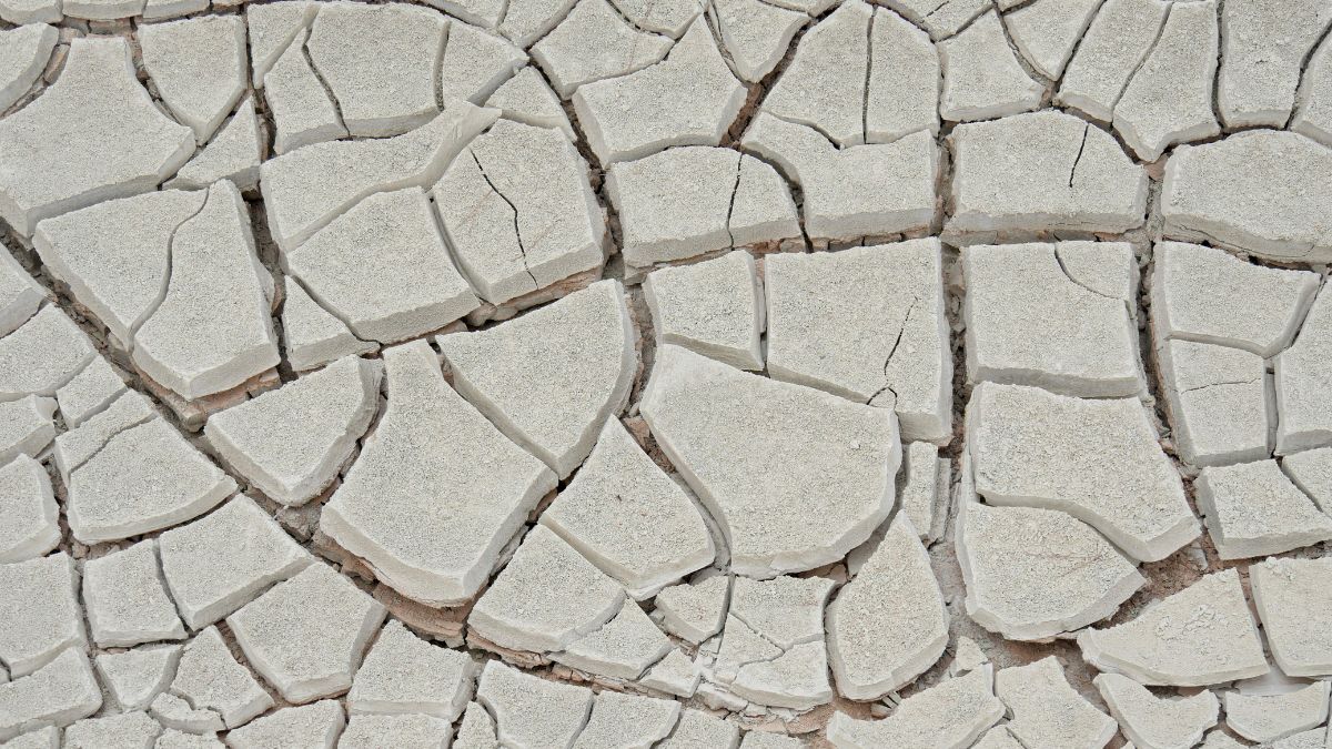 Mesmo em paisagens muito secas, ainda pode existir vapor invisível no ar, mas capturá-lo exige materiais eficientes e resistentes (Foto: Dirk Pothen / Pexels)
