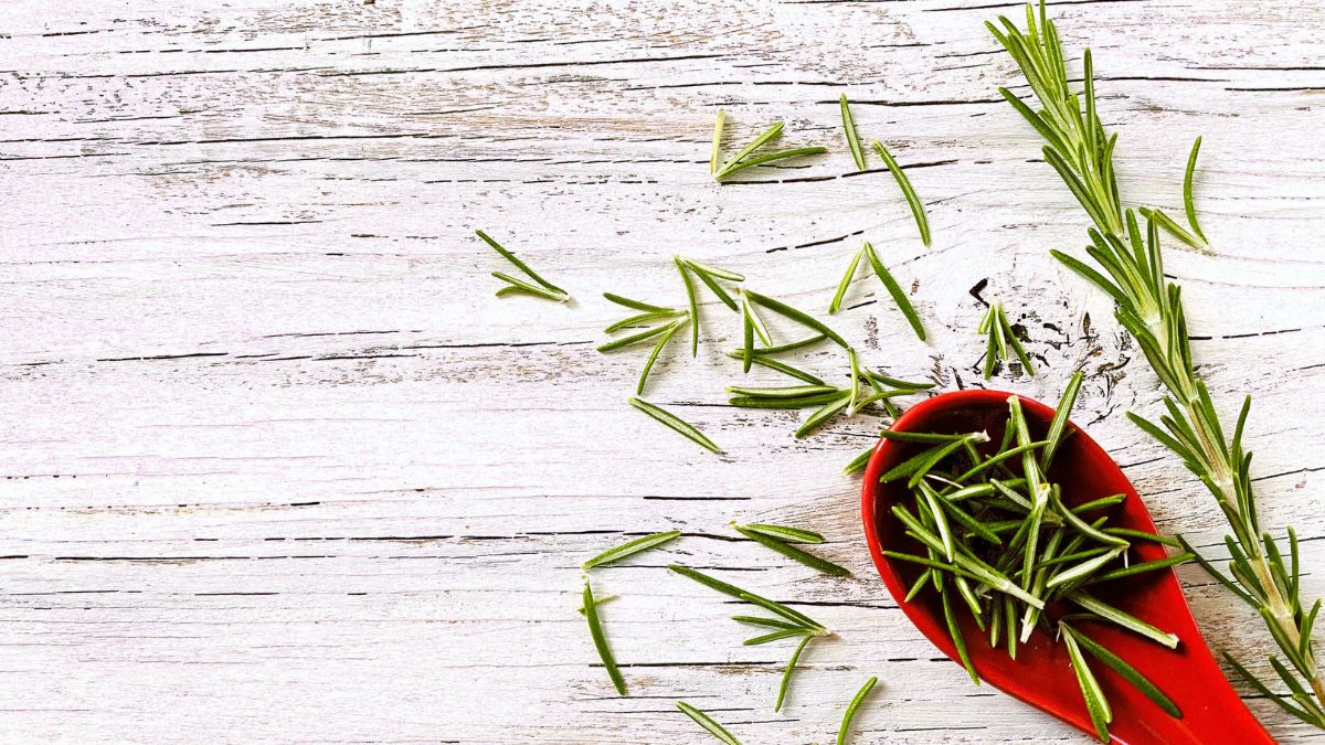 O alecrim é uma erva comum na cozinha, mas também pode aparecer em pequenos arranjos para perfumar ambientes (Foto: janwith / Pixabay)