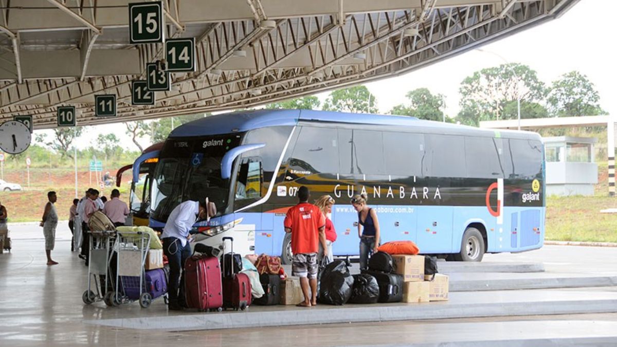 A conferência de documentos nos terminais rodoviários tornou-se mais rigorosa para garantir a segurança dos viajantes. Alessandro Dantas/Agência Senado
