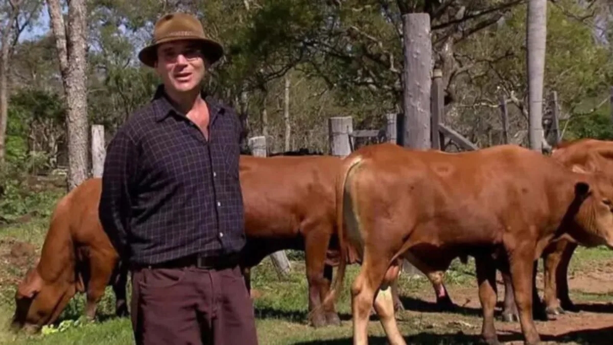 Sempre discreto na TV, Almir Sater possui uma forte atuação no agronegócio. Sua fazenda fica em Maracaju, região próxima ao Pantanal Sul-Mato-Grossense, englobando cerca de 2.000 hectares e mais de 500 cabeças de gado da raça Senepol.
