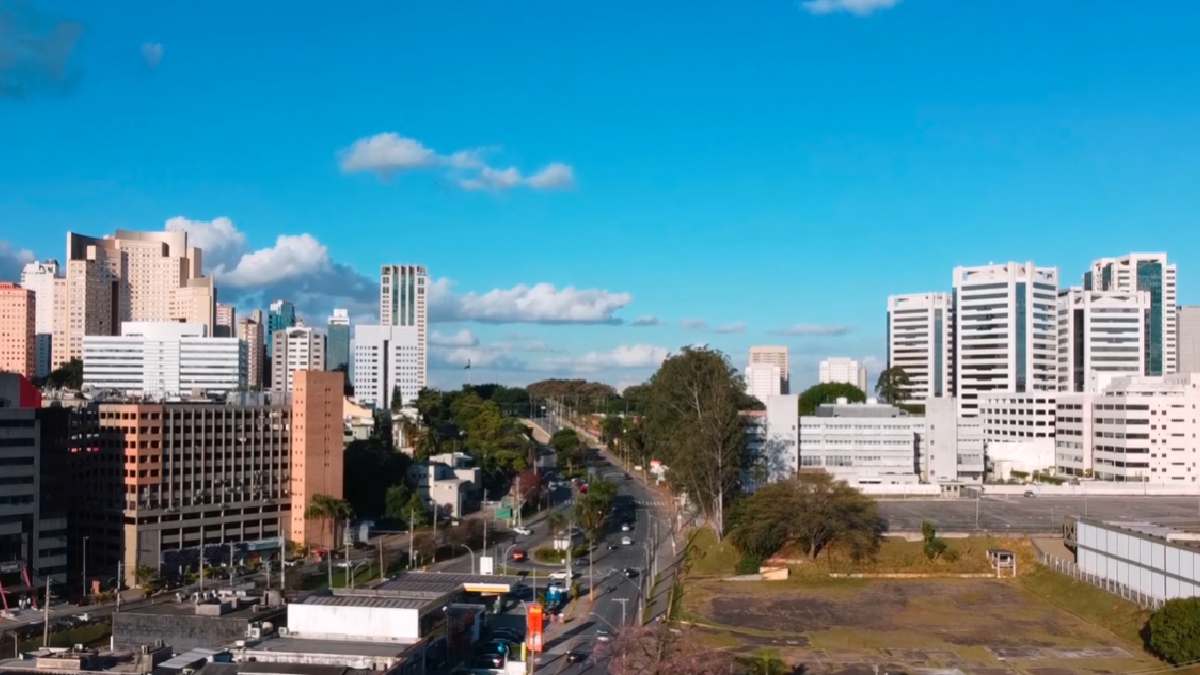 Com 13 residenciais fechados e um pujante subdistrito empresarial, morar na região exige um alto poder aquisitivo. Hoje, o preço médio de uma casa por lá gira em torno de R$ 5 milhões - (Reprodução/YouTube)
