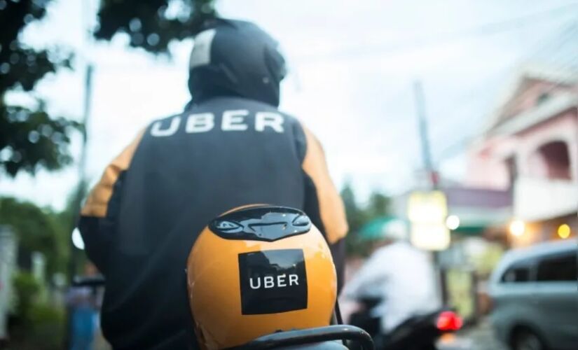 Entre as mudanças está o fim da obrigatoriedade da placa vermelha para motofrete/Divulgação/Uber