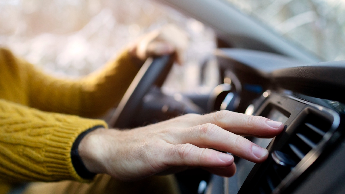 Embora a sabedoria das avós sempre culpe o ar-condicionado do carro ou o banho pelando, a paralisia facial periférica tem sua origem muito mais ligada ao nosso sistema imunológico - (Freepik)