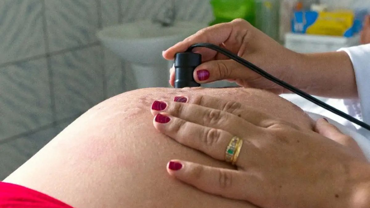 Futura mamãe celebra a chegada do bebê e o acesso aos novos direitos previdenciários.