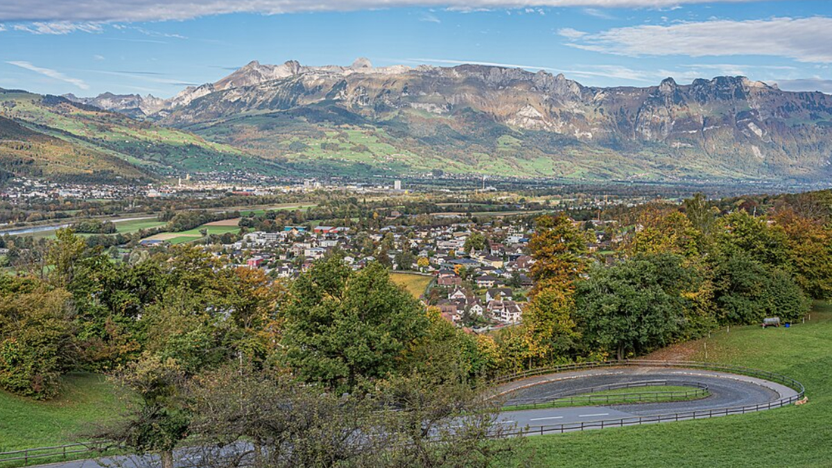 6- Entre montanhas e castelos, Liechtenstein mistura natureza e riqueza na Europa (Foto: A.Savin/ Wikimedia Commons)