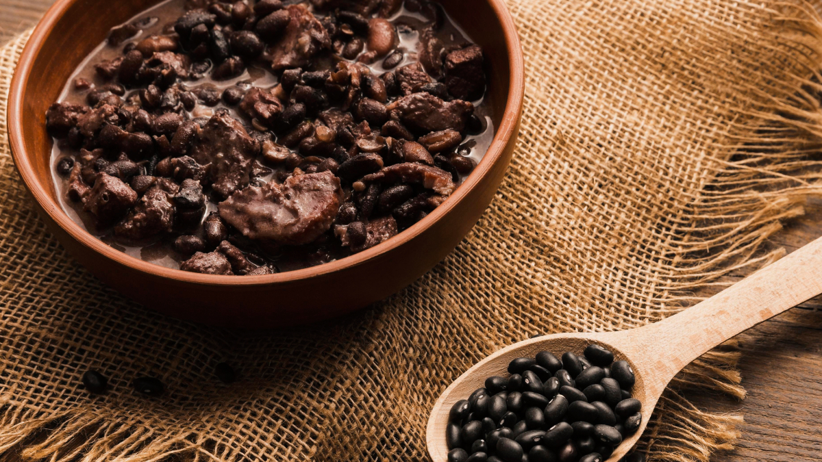 Muito além da tradição, arroz com feijão também representa a mistura cultural brasileira (Foto: Freepik)