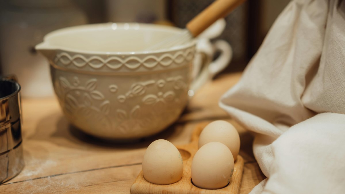 4. Ovos: ricos em proteínas de alta qualidade; ajudam a aumentar a saciedade e podem ser consumidos quentinhos em omeletes ou cozidos no café da manhã