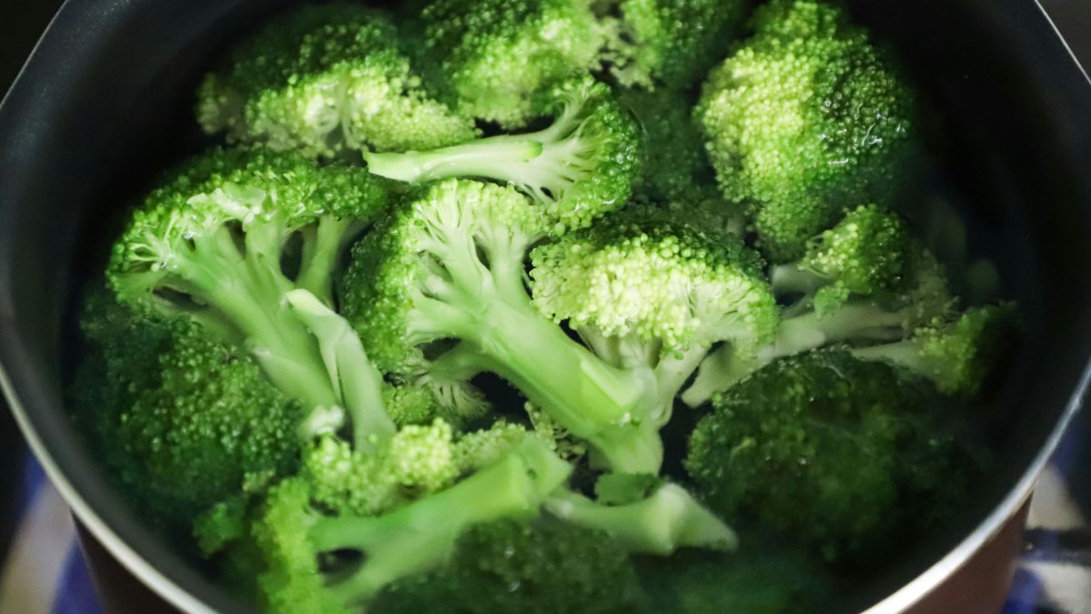 5. Brócolis e couve-flor: vegetais de baixo valor calórico que oferecem muito volume ao prato; são ideais para compor sopas e caldos, enchendo o estômago sem adicionar calorias extras