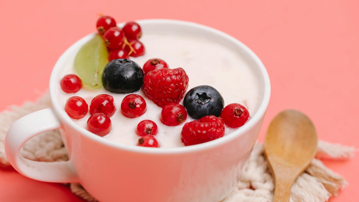 6. Iogurte Natural: fonte de proteínas magras e probióticos; pode ser consumido em temperaturas mornas ou batido gelado com frutas e canela para um lanche da tarde muito saciante (Fotos: Pexels)