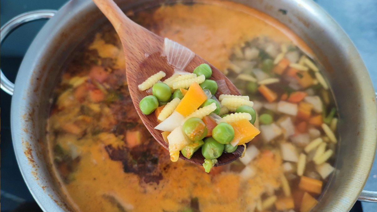 1. Sopas de legumes com frango: aliadas perfeitas para os dias frios; a junção do alto teor de água dos vegetais com as proteínas magras do frango traz muita saciedade com poucas calorias