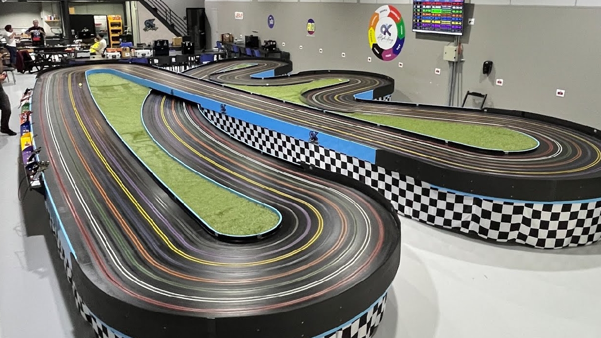 No campo da ação, o Autorama é um capítulo à parte. Baseado no Slot Car norte-americano de 1938, o brinquedo foi nacionalizado pela Estrela e tornou-se tão popular que virou verbete no dicionário e motivou campeonatos nacionais. - (Fotos: Reprodução/YouTube)