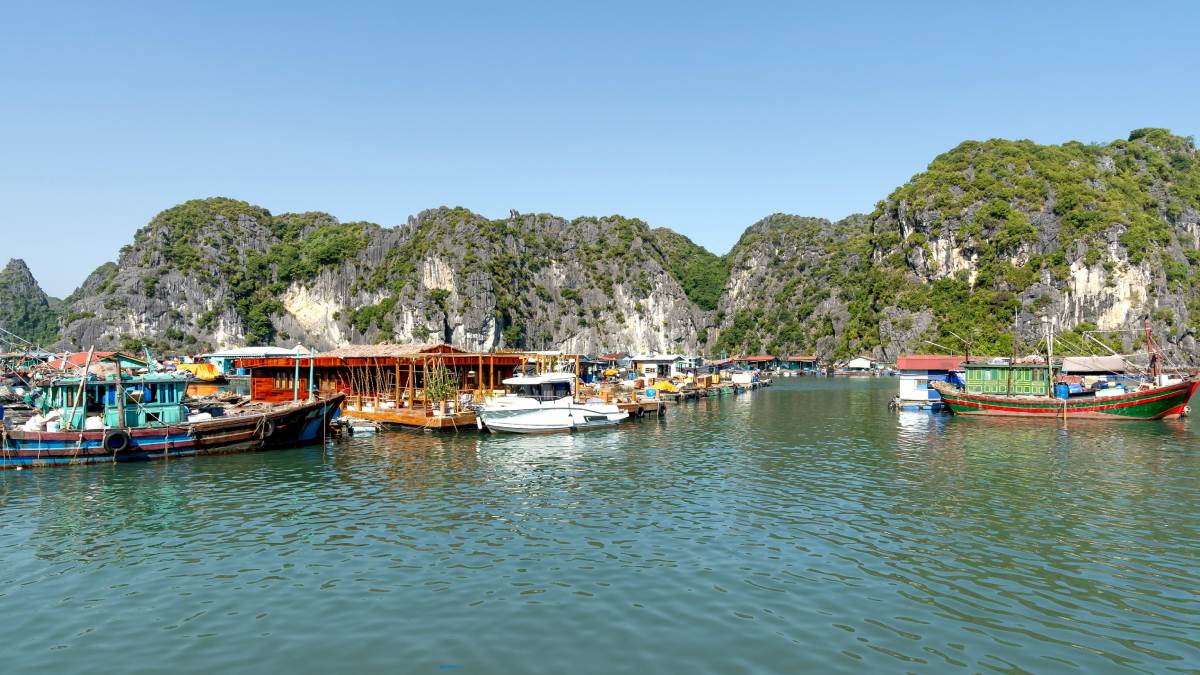 Localizada no nordeste do Vietnã, na cidade de Hai Phong, região integra o Golfo de Tonquimm, a baía possui cerca de 1.133 ilhas e ilhotas moldadas por calcárias ao longo de milhões de anos