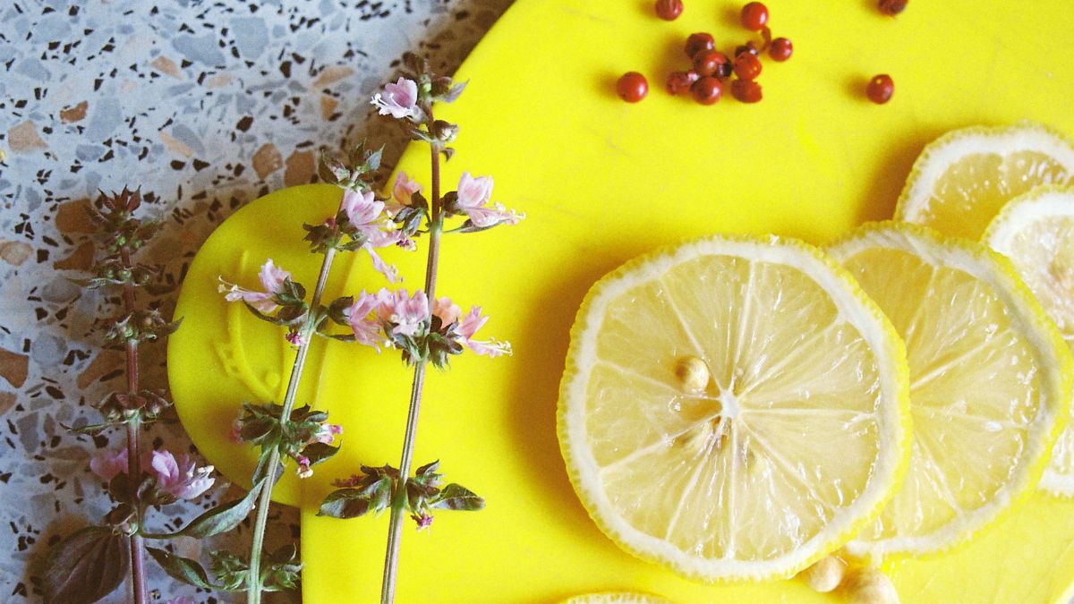 Limão, laranja, cravo, canela e ervas podem sair da cozinha e ganhar função extra na rotina da casa (Foto: Pexels)