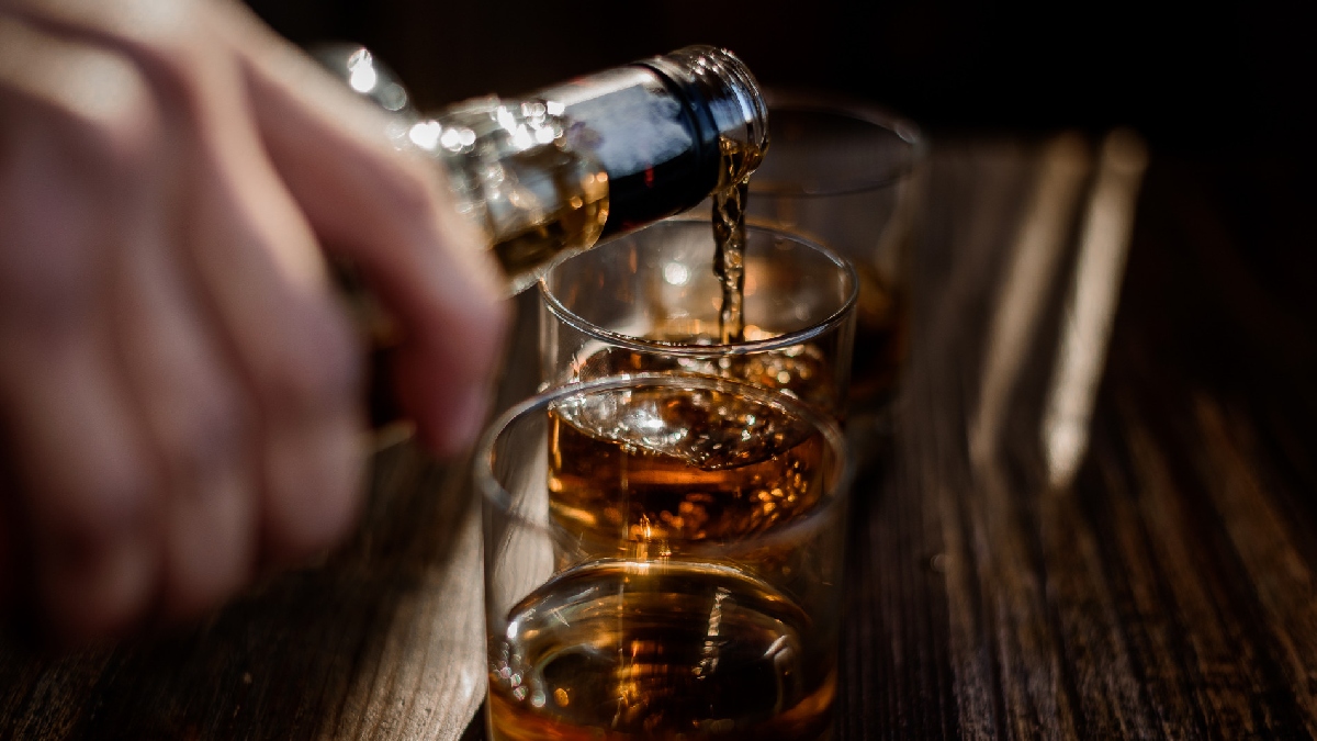 As bebidas destiladas encabeçam a lista das mais prejudiciais devido ao seu elevado teor alcoólico - (Freepic/Diller/Freepik)