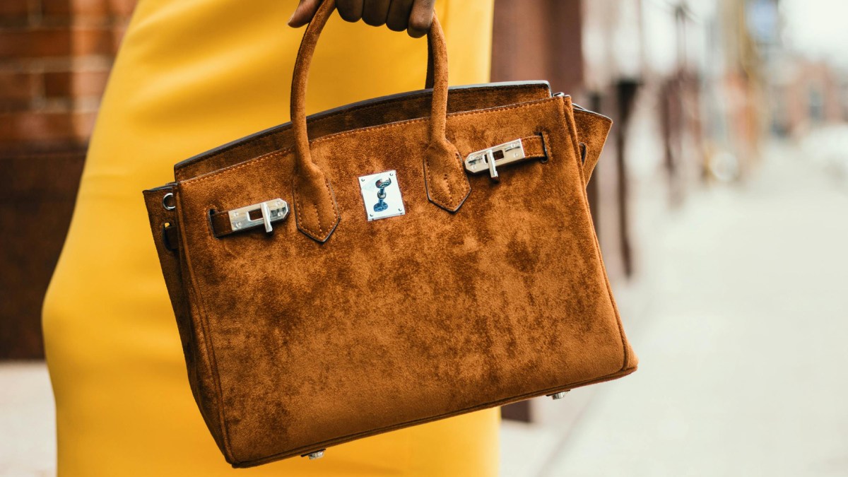 Apesar de parecerem iguais, bolsas hobo de camurça e suede não são exatamente a mesma coisa, por isso vale ficar atento na hora de comprar (Foto: Pexels)