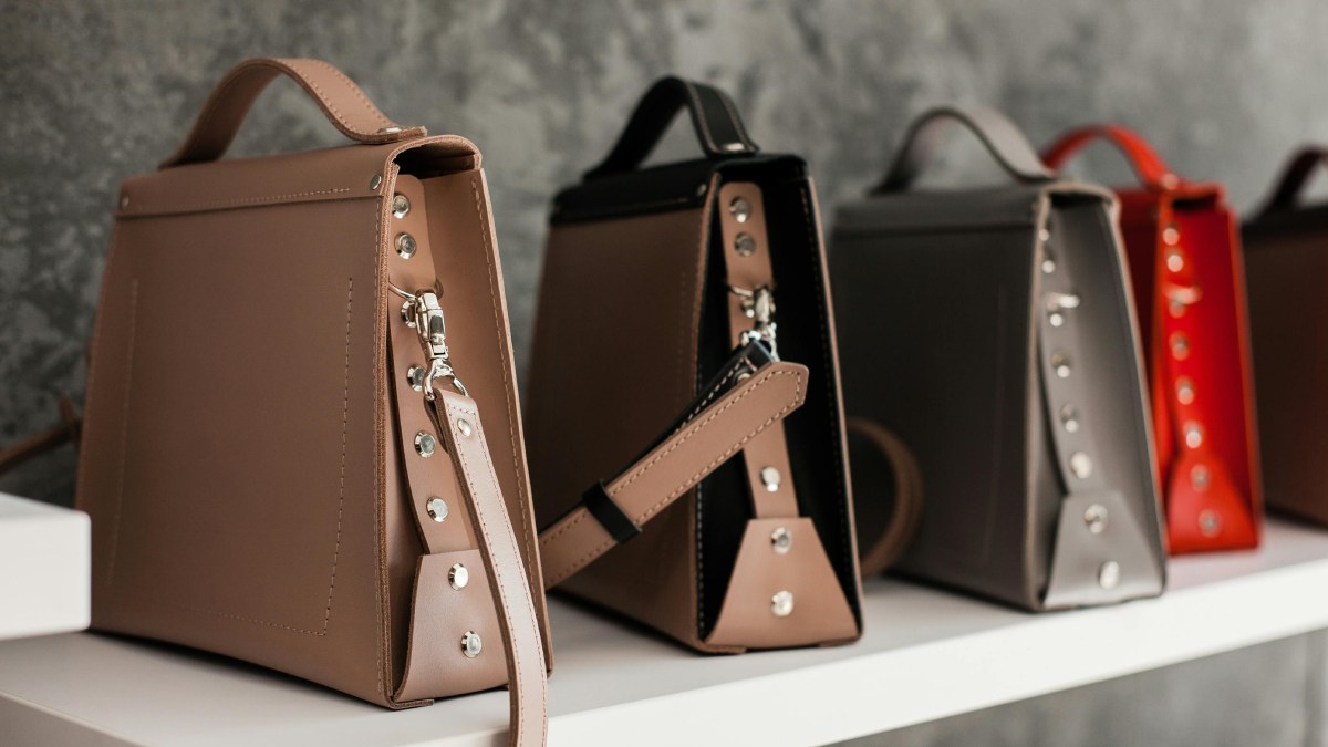A tendência cresceu com a volta do estilo boho chic, e tons como caramelo, chocolate, café, areia e vinho aparecem entre os mais usados neste outono, substituindo o couro tradicional (Foto: Pexels)