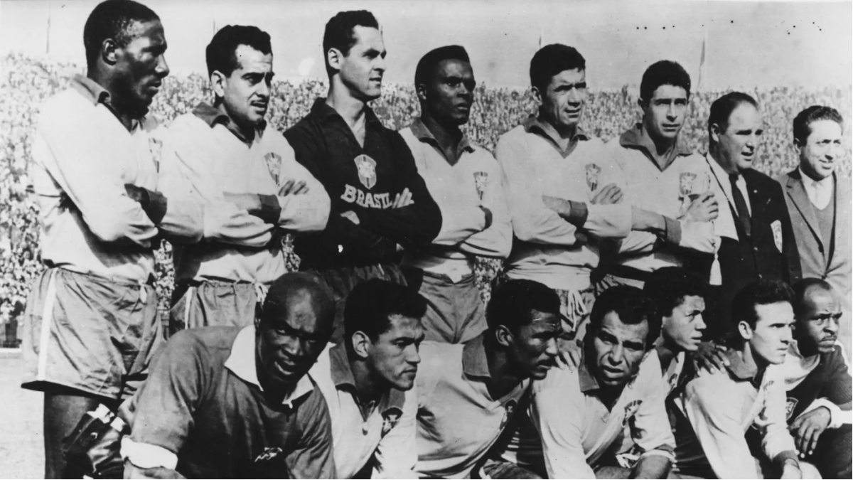 Após o Brasil vencer a Inglaterra por 3 a 1 e, posteriormente, garantir o título mundial, o cachorro recebeu seu nome definitivo: Bi, uma homenagem direta ao bicampeonato conquistado pela Seleção - (Reprodução/Goal)