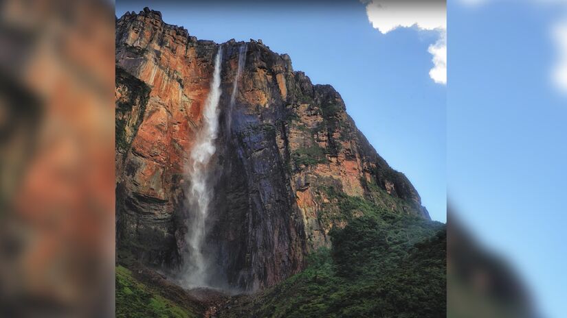 A incrível marca de queda de água do local faz com que a atração supere a Catarata del Ángel, a cachoeira mais alta do mundo não submersa, com uma altura total de 979 metros, localizada na Venezuela - (Reprodução/YouTube)