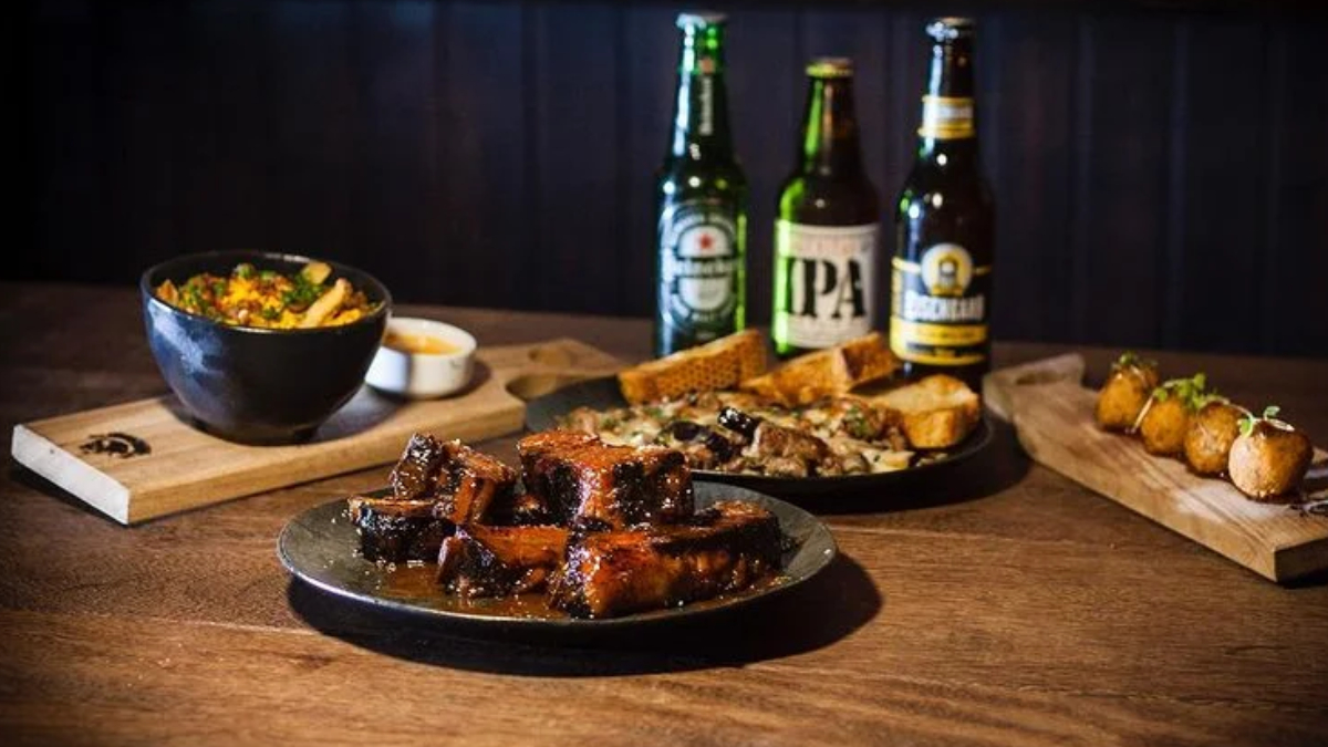 Gastropub de Henrique Fogaça mistura hambúrgueres criativos, clima rock'n'roll e pratos cheios de personalidade em São Paulo
