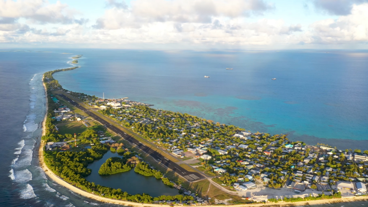 4- Tuvalu, um pequeno arquipélago do Pacífico encanta pela tranquilidade e preocupa pelas mudanças climáticas (Reprodução: YouTube)