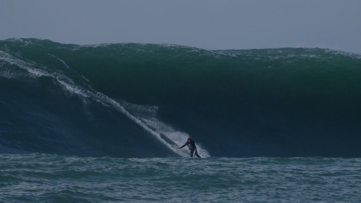 As ondas gigantes de Nazaré transformaram a pequena vila portuguesa em referência mundial do surfe extremo (Reprodução: YouTube)