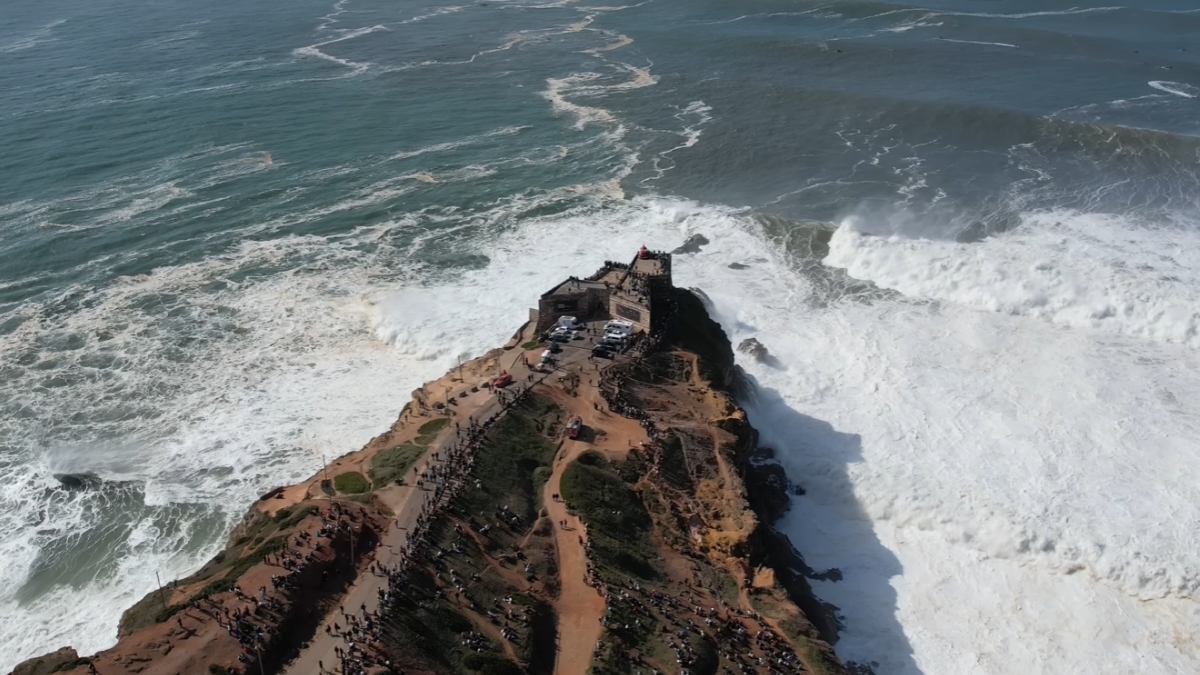 O mar de Nazaré desafia limites humanos e já foi palco de recordes históricos no surfe (Reprodução: YouTube)