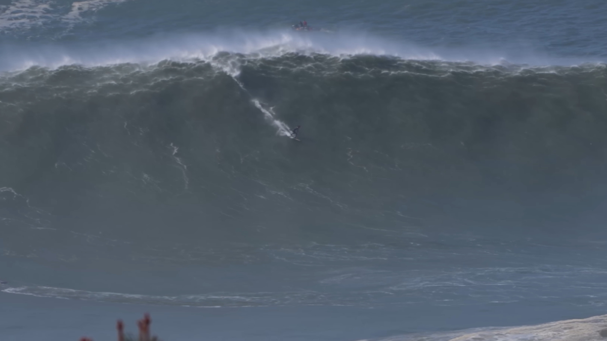 Ondas que ultrapassam 20 metros fazem de Nazaré um dos cenários mais radicais do esporte mundial (Reprodução: YouTube)