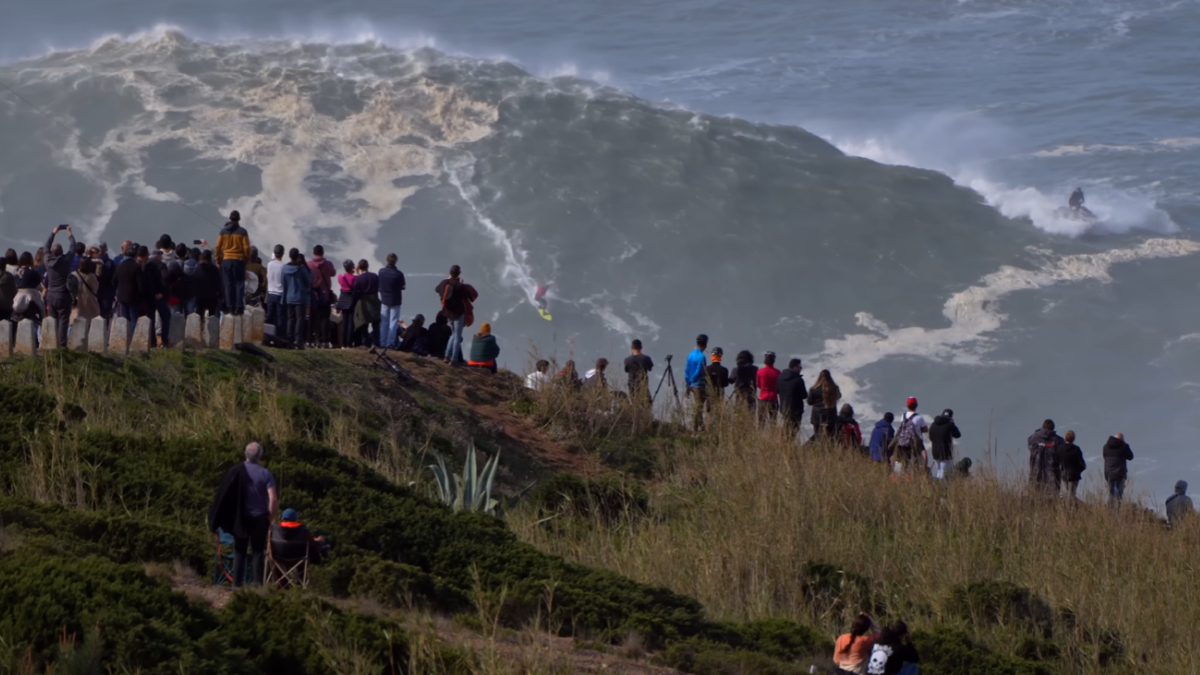 Nazaré, em Portugal, ficou mundialmente famosa pelas maiores ondas já surfadas no planeta (Reprodução: YouTube)