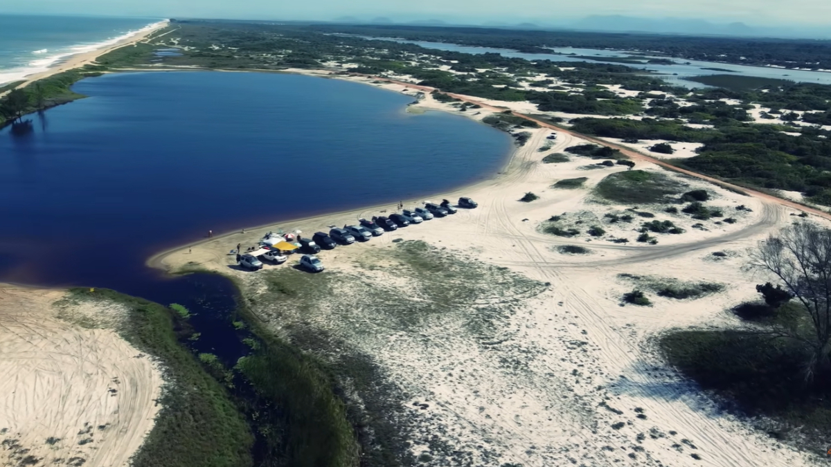 7°- Único parque nacional dedicado à preservação de restingas no país, Jurubatiba reúne lagoas, praias selvagens e paisagens naturais preservadas no litoral fluminense (Reprodução: YouTube)