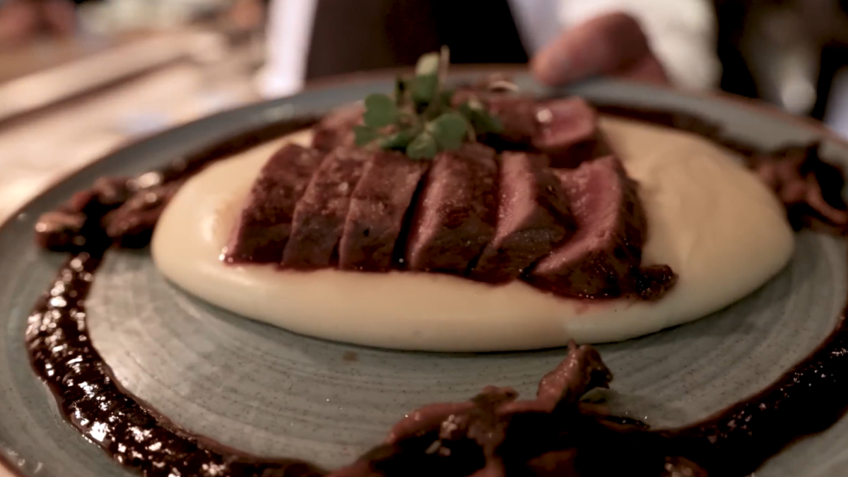 Principal restaurante do chef, o Sal Gastronomia oferece menus refinados e experiências de alta gastronomia na capital paulista