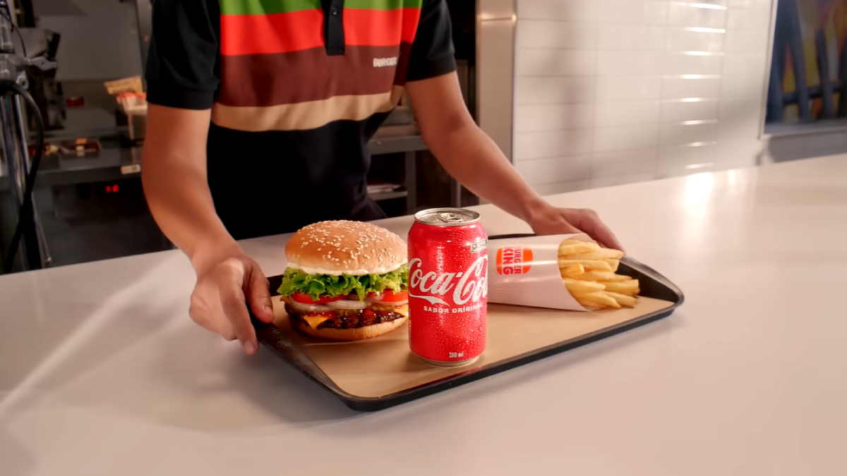 Clientes já encontram produtos da Coca-Cola em unidades da rede pelo Brasil