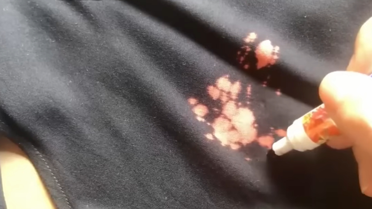 Água sanitária manchou a roupa? Alguns truques simples podem minimizar o problema