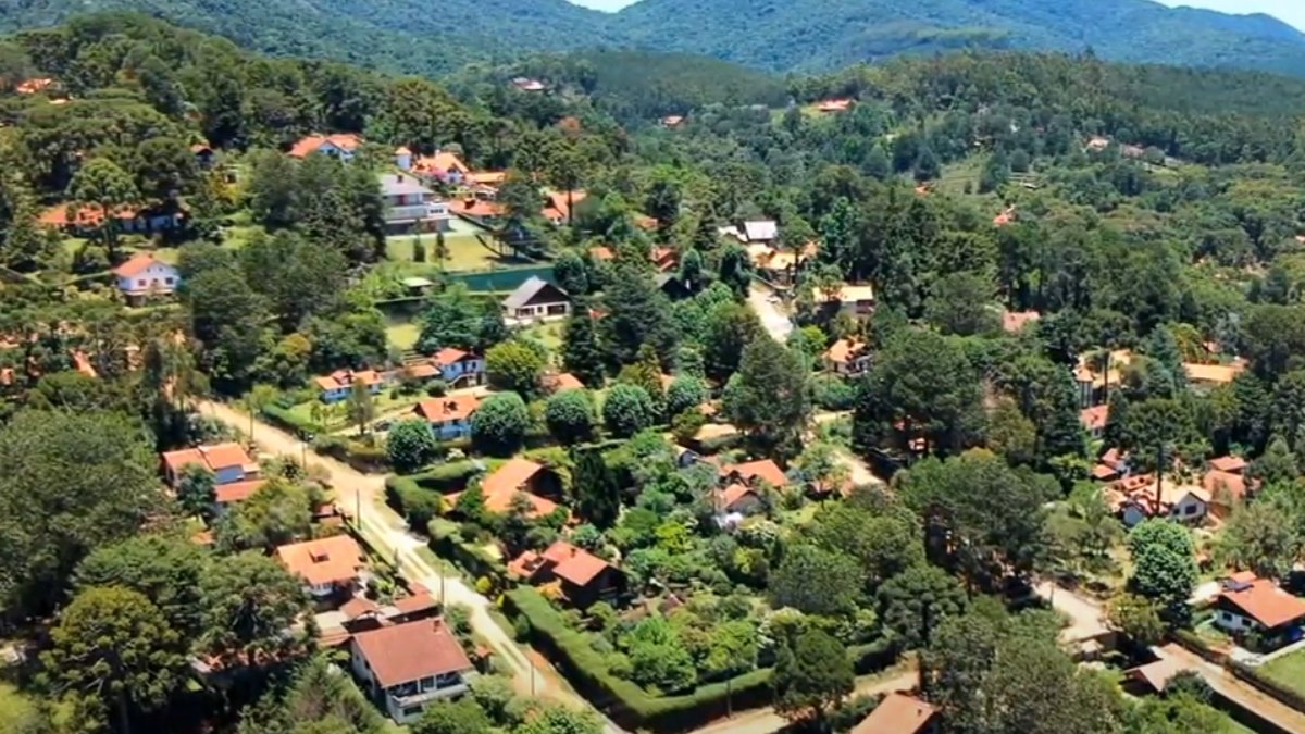 Monte Verde (MG): O acolhedor distrito encravado na Serra da Mantiqueira é o refúgio perfeito para casais que buscam pousadas com lareira, chocolates artesanais e frio intenso. Foto: Wikimedia Commons