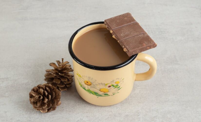 Já o chocolate quente cremoso combina com manhãs mais frias e pode ser servido com canela por cima (Foto: Magnific)